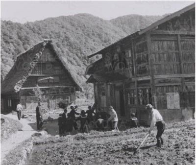 細江光洋《村の分教所》 1952（昭和27）年  ゼラチン・シルバープリント  岐阜県美術館蔵